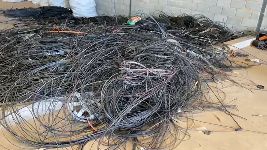 Neoenergia retira 1 tonelada de cabos irregulares e acelera limpeza dos postes no DF