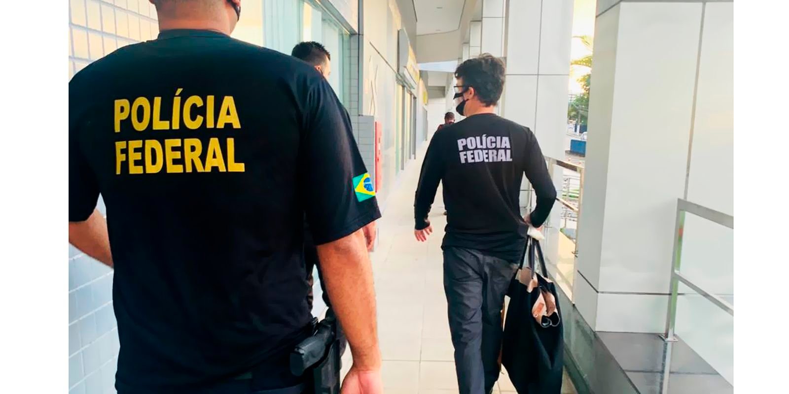 Oito pessoas estão foragidas após megaoperação da Polícia Federal Oito pessoas estão foragidas após megaoperação da Polícia Federal
