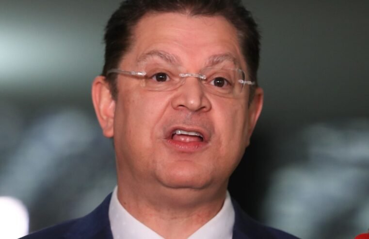 Oposição ocupa plenários por anistia a 8/01 e impeachment de Moraes