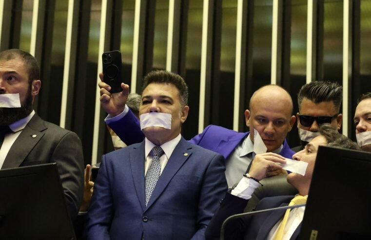 Oposição pernoita nos plenários do Congresso para impedir trabalhos