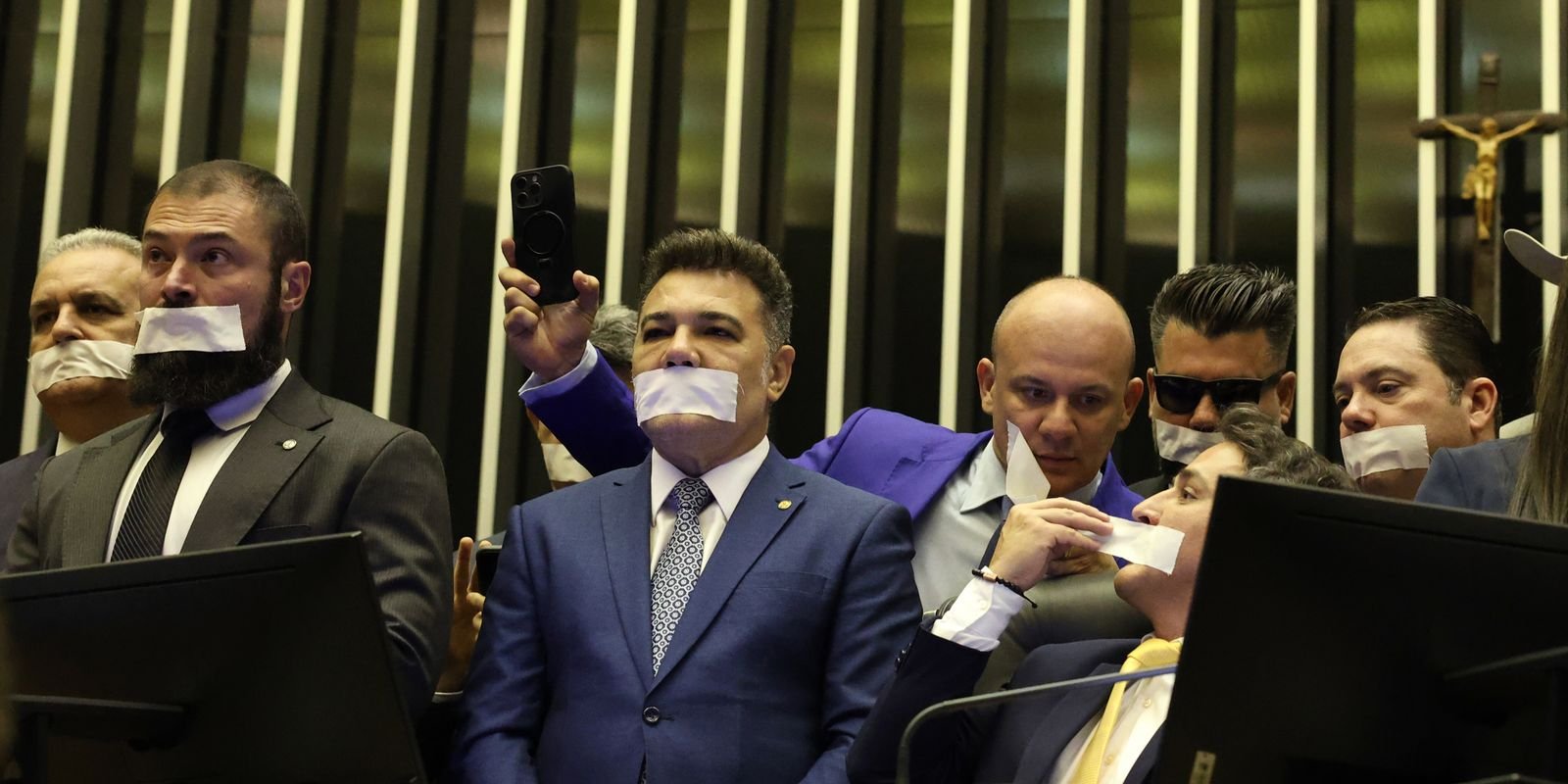Oposição pernoita nos plenários do Congresso para impedir trabalhos Oposição pernoita nos plenários do Congresso para impedir trabalhos