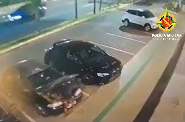PMDF prende homem suspeito de furtar placas de veículos na Asa Norte PMDF prende homem suspeito de furtar placas de veículos na Asa Norte