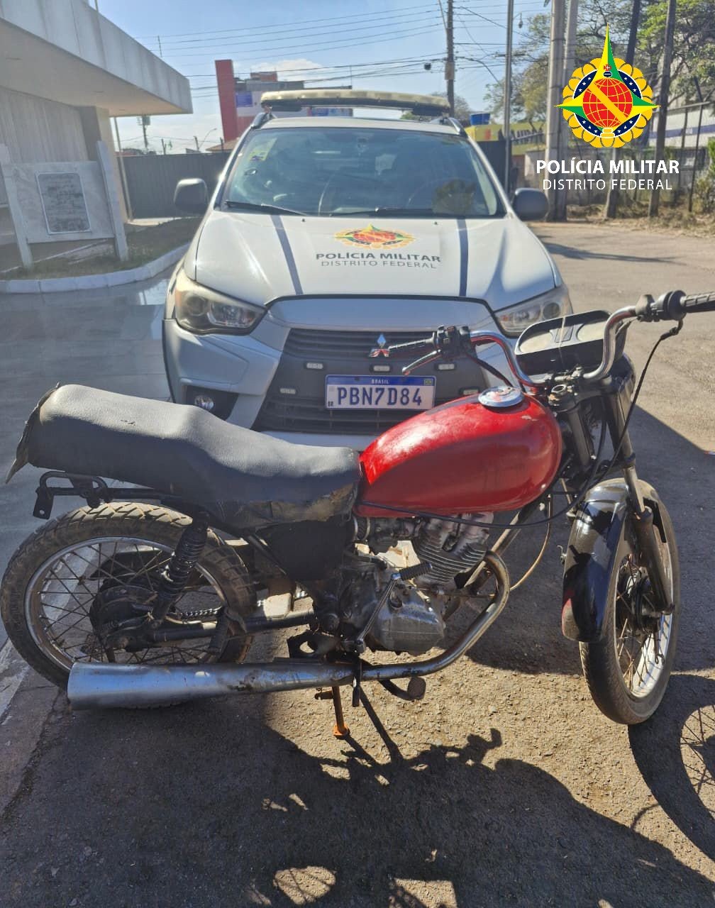 PMDF prende motociclista por adulteração de veículo e porte de drogas em Ceilândia PMDF prende motociclista por adulteração de veículo e porte de drogas em Ceilândia