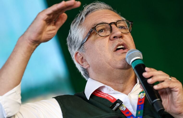 Padilha diz ser “ato covarde” cancelamento de vistos da filha e esposa