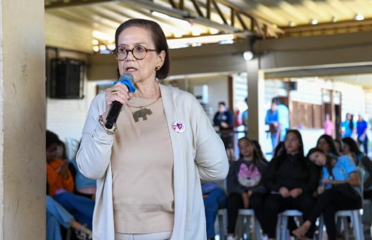 Projeto conecta gerações em escola pública do DF com troca de experiências entre jovens e idosas