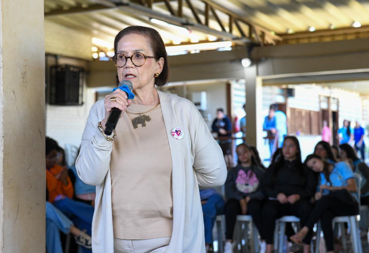 Projeto conecta gerações em escola pública do DF com troca de experiências entre jovens e idosas Projeto conecta gerações em escola pública do DF com troca de experiências entre jovens e idosas