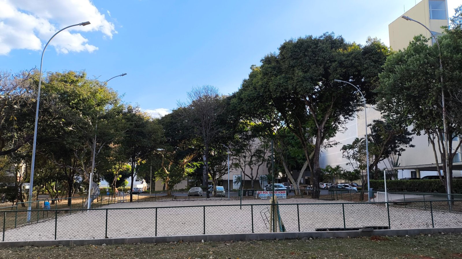 Quadra poliesportiva na 208 Sul recebe nova iluminação Quadra poliesportiva na 208 Sul recebe nova iluminação