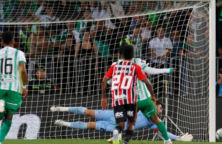 Rafael defende pênalti e São Paulo garante empate na Libertadores