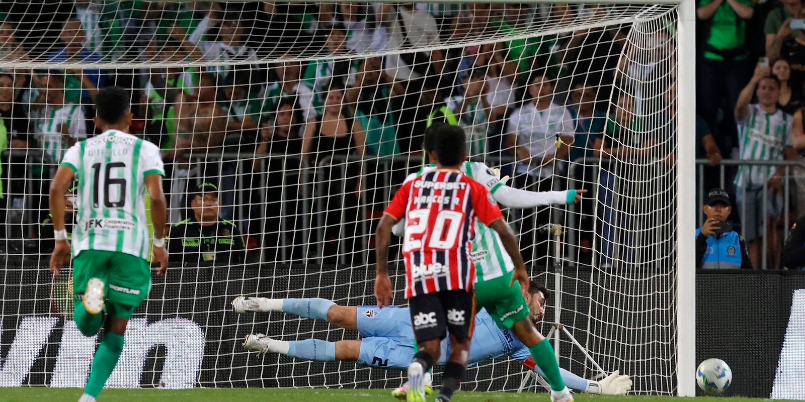 Rafael defende pênalti e São Paulo garante empate na Libertadores Rafael defende pênalti e São Paulo garante empate na Libertadores