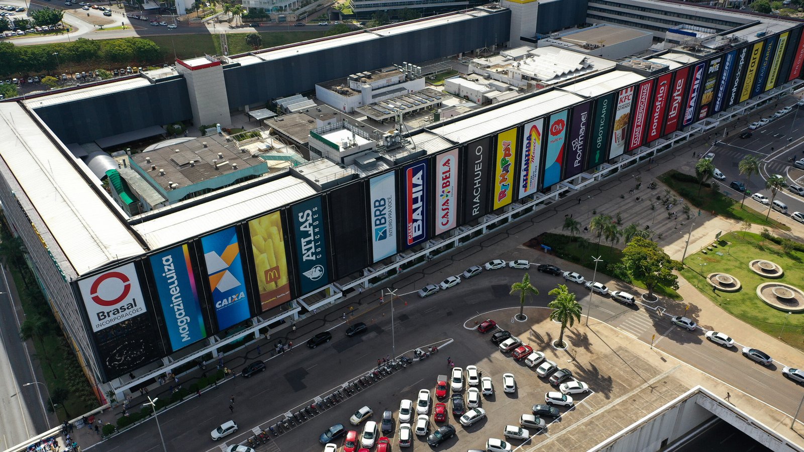 Rodoviária recebe esferas de concreto no estacionamento do Conjunto Nacional 