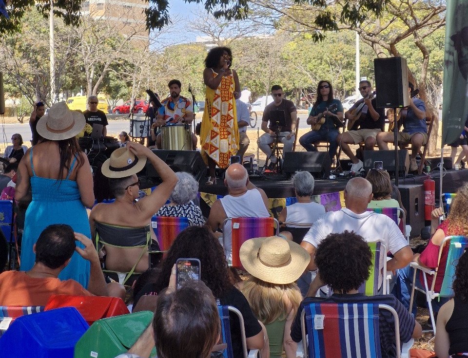 Samba e Choro agitam a tarde de domingo no Eixão