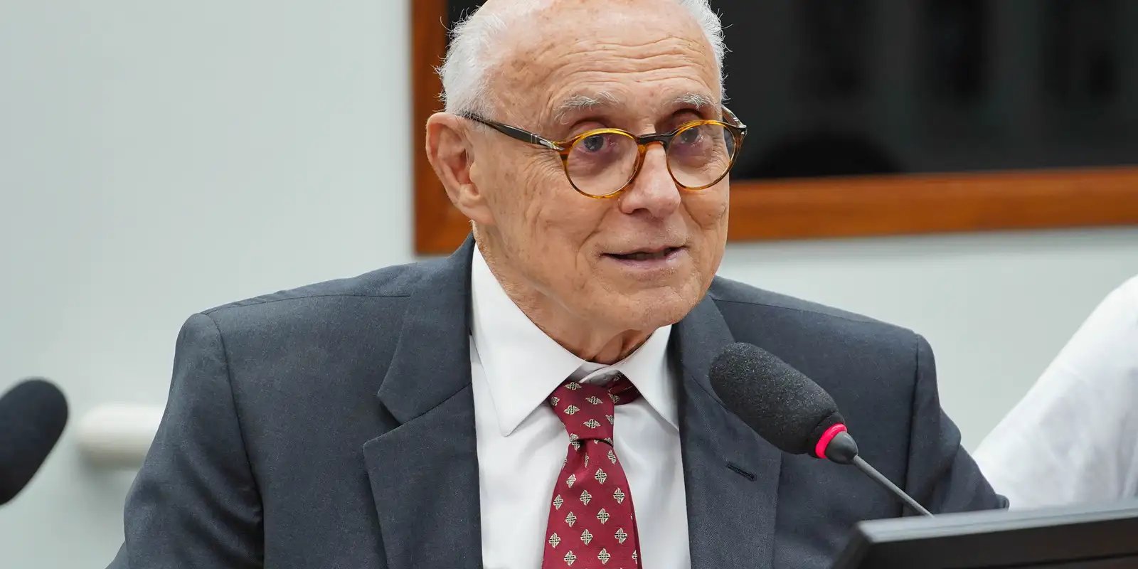 Suplicy passa mal e é internado em Maricá Suplicy passa mal e é internado em Maricá