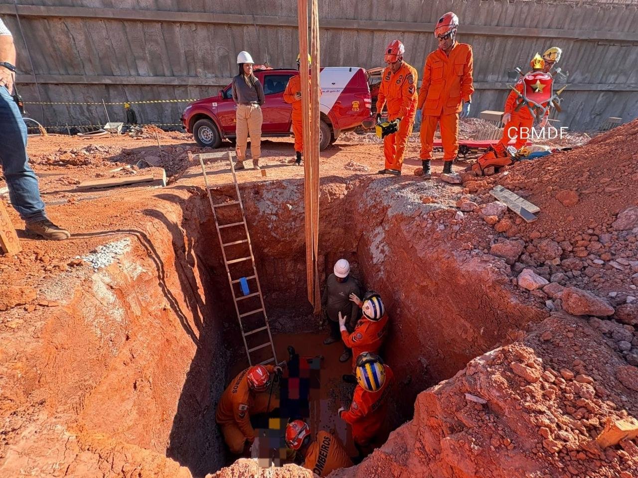 Trabalhador cai em buraco de 3 metros em obra no Lago Norte e é resgatado pelo CBMDF