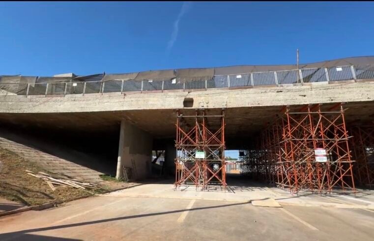 Viaduto interditado passa por obras emergenciais no Eixo Rodoviário