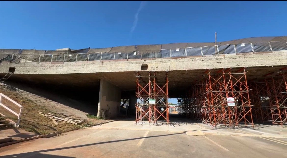 Viaduto interditado passa por obras emergenciais no Eixo Rodoviário Viaduto interditado passa por obras emergenciais no Eixo Rodoviário