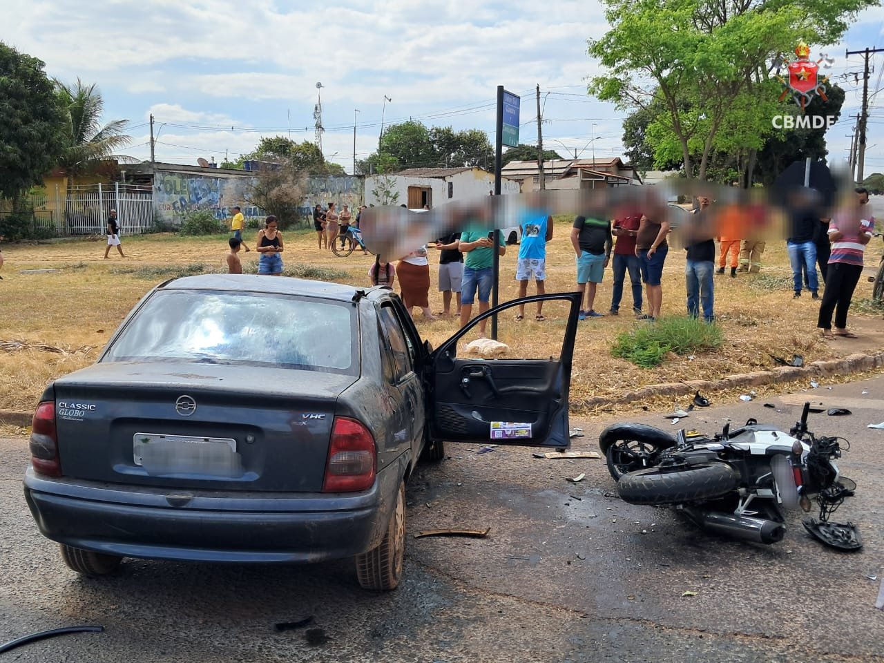 Acidente entre moto e carro deixa um morto e dois feridos no Gama