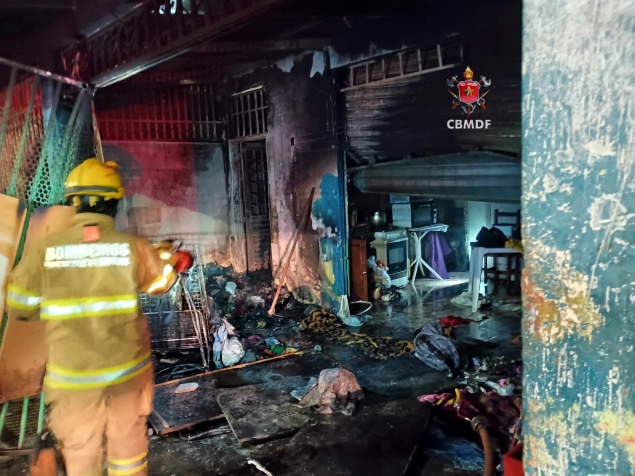 Adolescente e bebê são socorridos após incêndio em residência em Ceilândia