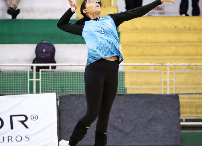 Atleta surda com 14 anos de idade é convocada para competição de vôlei dos surdos internacional 
