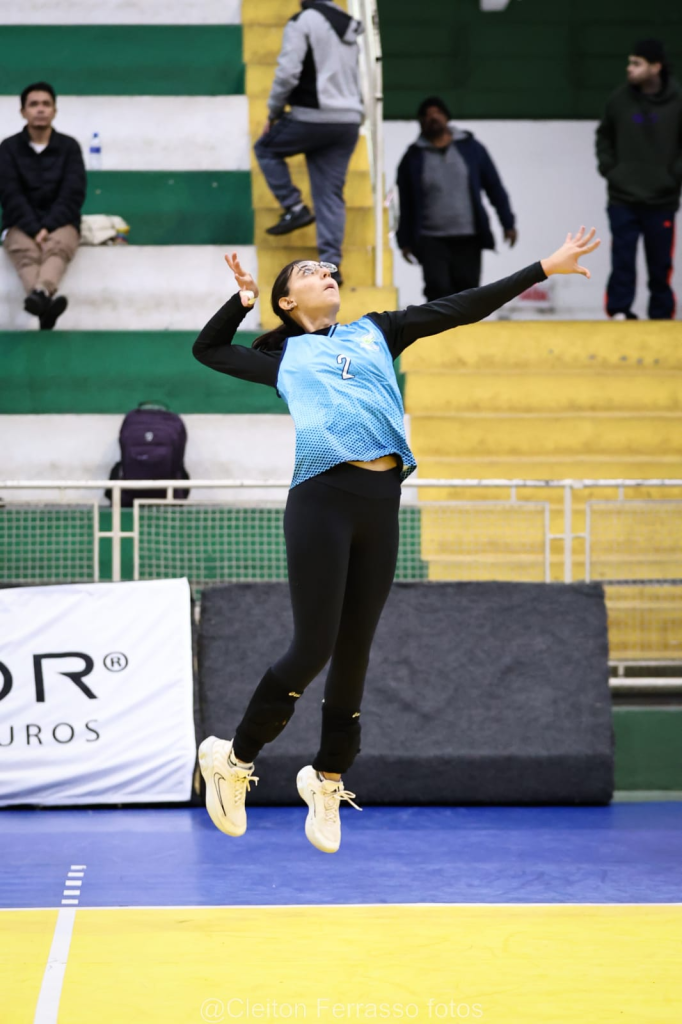 Atleta surda com 14 anos de idade é convocada para competição de vôlei dos surdos internacional 