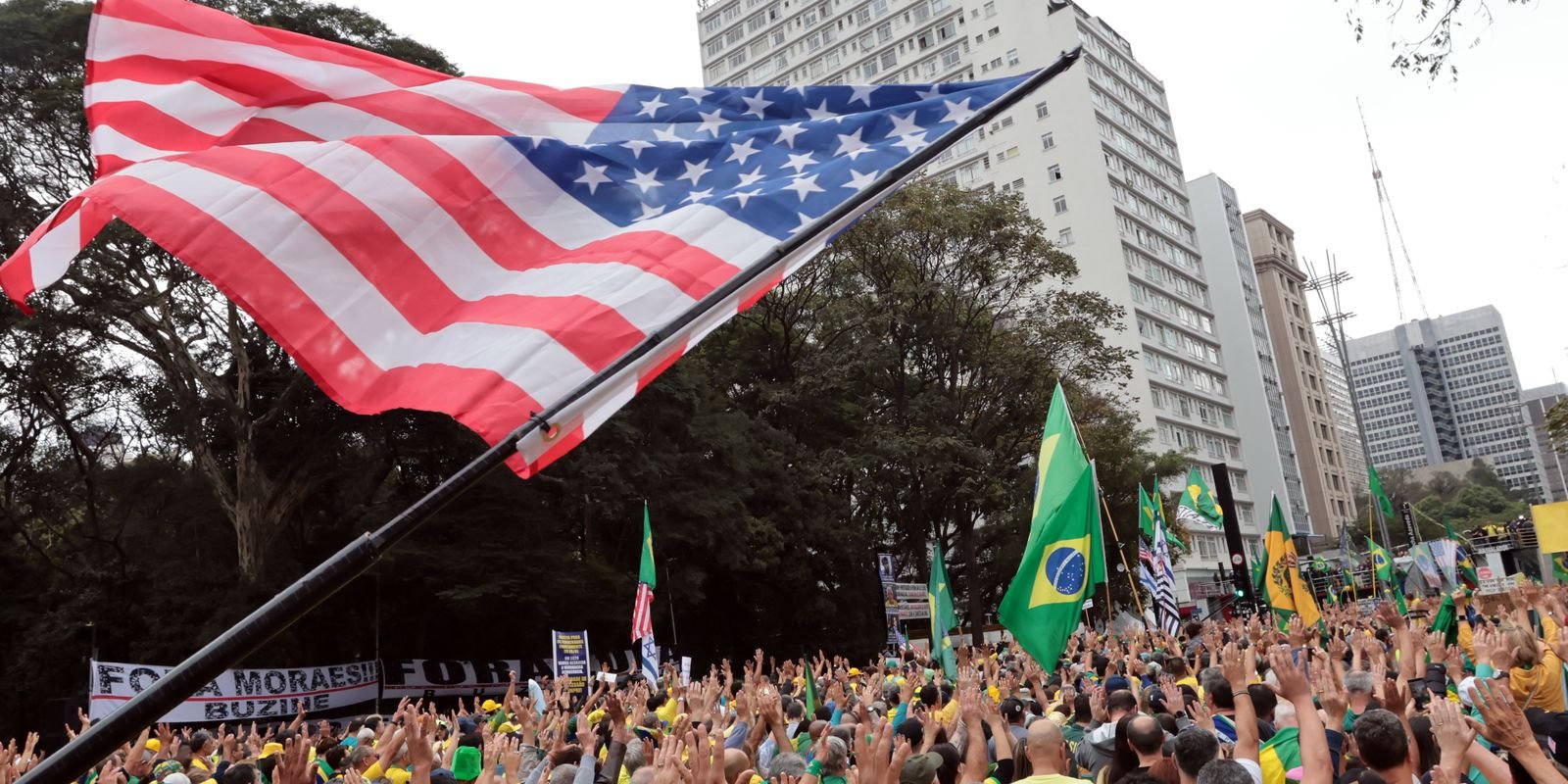 Ato pró-Bolsonaro une governadores e parlamentares de direita em SP Ato pró-Bolsonaro une governadores e parlamentares de direita em SP