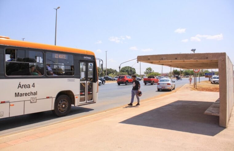 Barracas de ambulantes próximas ao ponto de ônibus dificultam a vida de passageiros