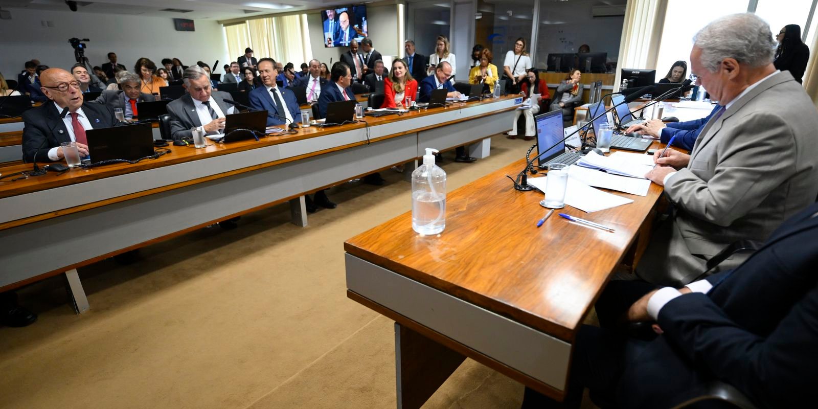 Câmara demora e Comissão do Senado aprova isenção do IR até R$ 5 mil Câmara demora e Comissão do Senado aprova isenção do IR até R$ 5 mil
