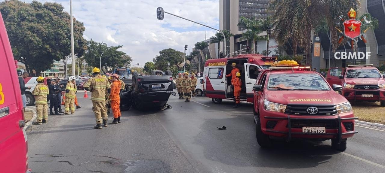 Capotamento interdita W3 Sul e mobiliza Corpo de Bombeiros Capotamento interdita W3 Sul e mobiliza Corpo de Bombeiros