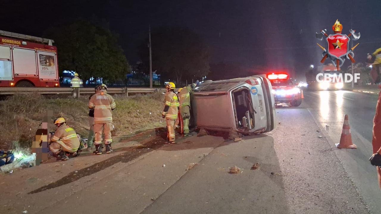 Capotamento na BR-020 deixa três pessoas feridas em Sobradinho Capotamento na BR-020 deixa três pessoas feridas em Sobradinho
