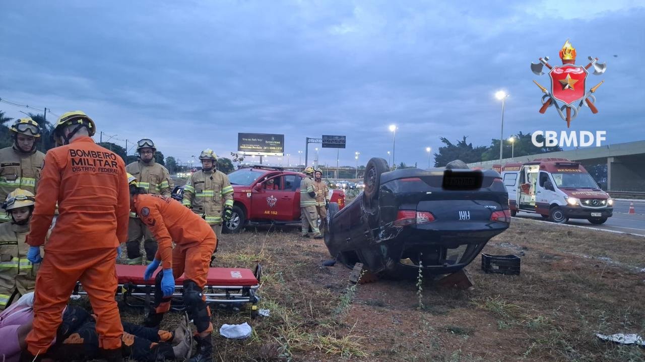 Capotamento na DF-001 deixa duas pessoas feridas após colisão com ônibus Capotamento na DF-001 deixa duas pessoas feridas após colisão com ônibus