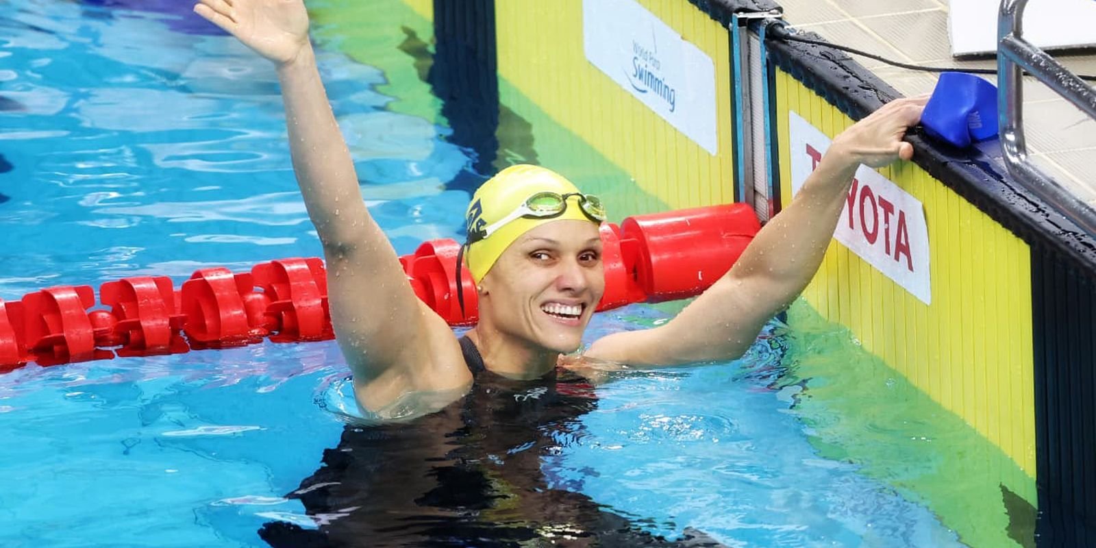 Carol Santiago é tricampeã mundial dos 100m costas em Singapura Carol Santiago é tricampeã mundial dos 100m costas em Singapura