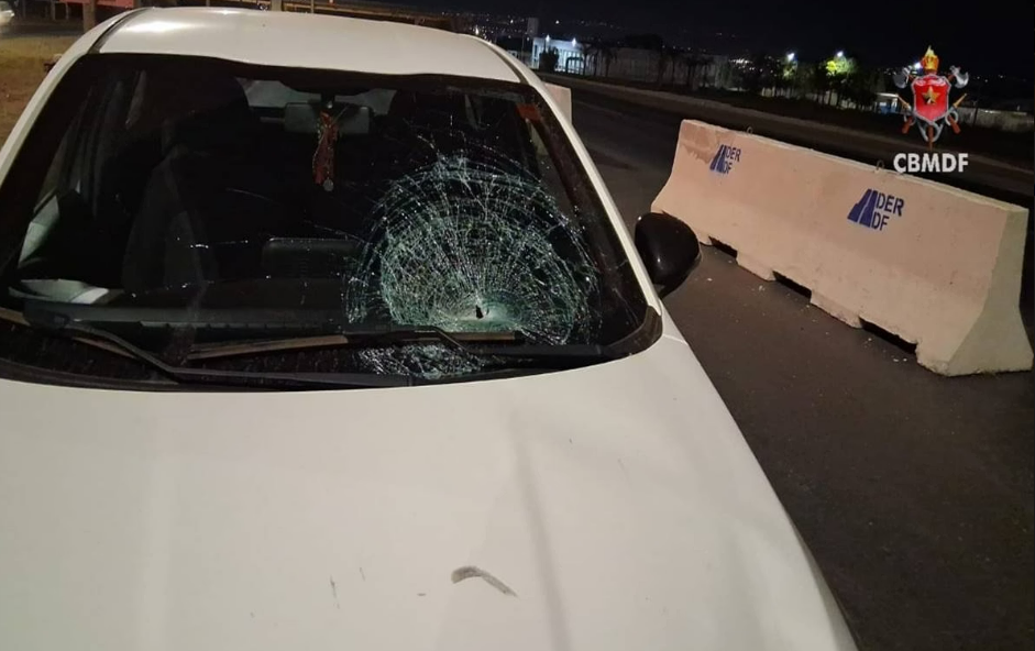 Ciclista fica ferido após ser atropelado por carro na BR-020, em Sobradinho