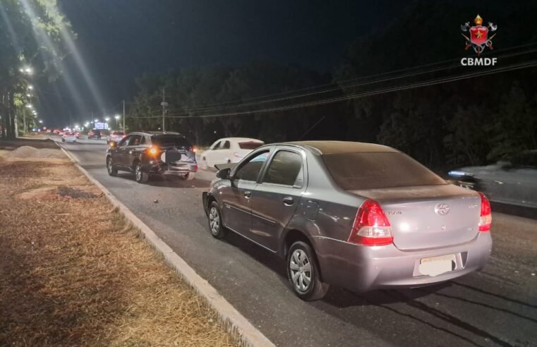 Colisão entre dois carros interdita faixa da EPGU próximo ao ParkShopping