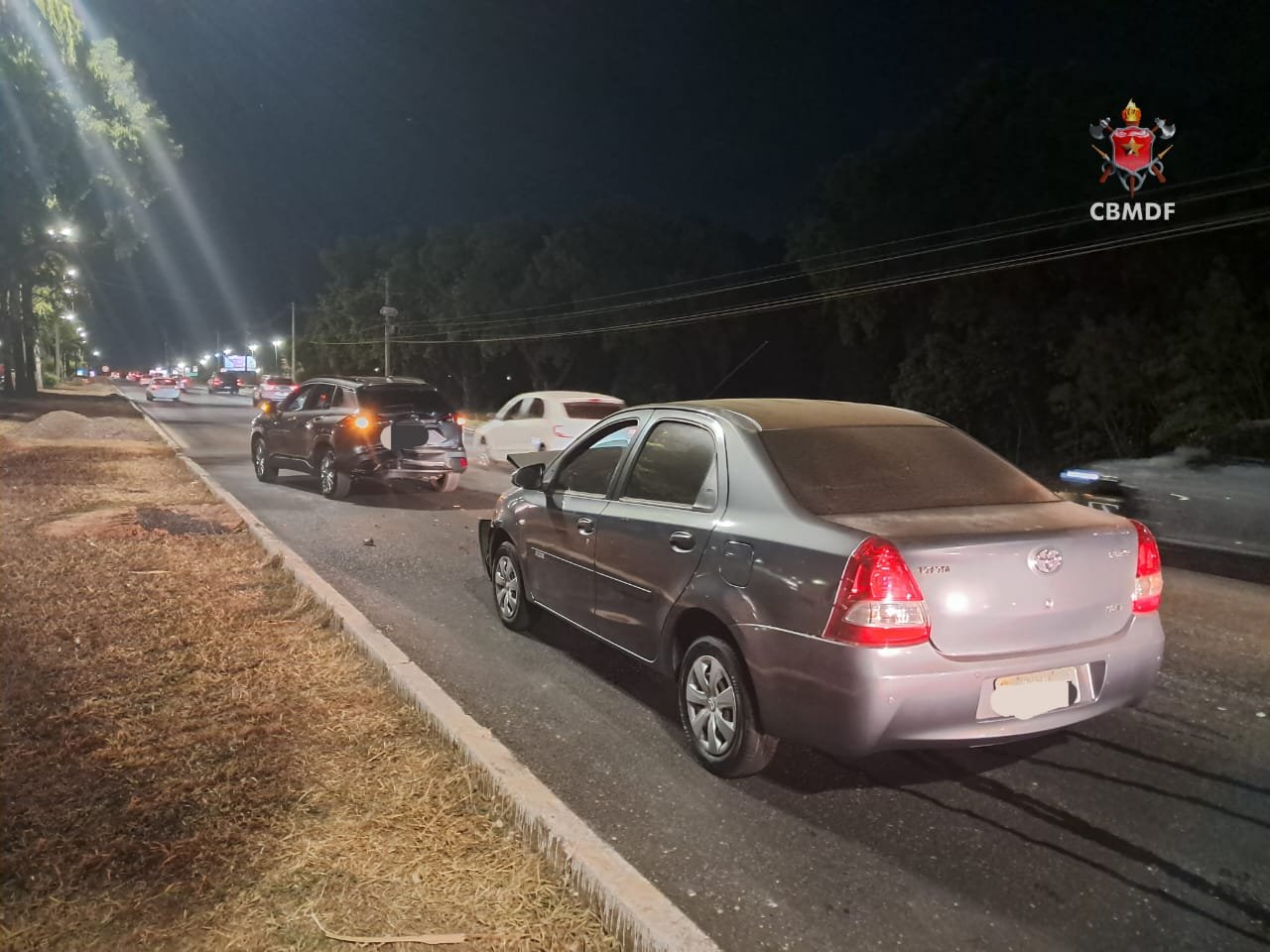 Colisão entre dois carros interdita faixa da EPGU próximo ao ParkShopping Colisão entre dois carros interdita faixa da EPGU próximo ao ParkShopping