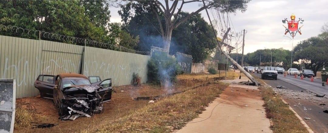 Colisão entre dois carros no Lago Sul deixa duas pessoas feridas