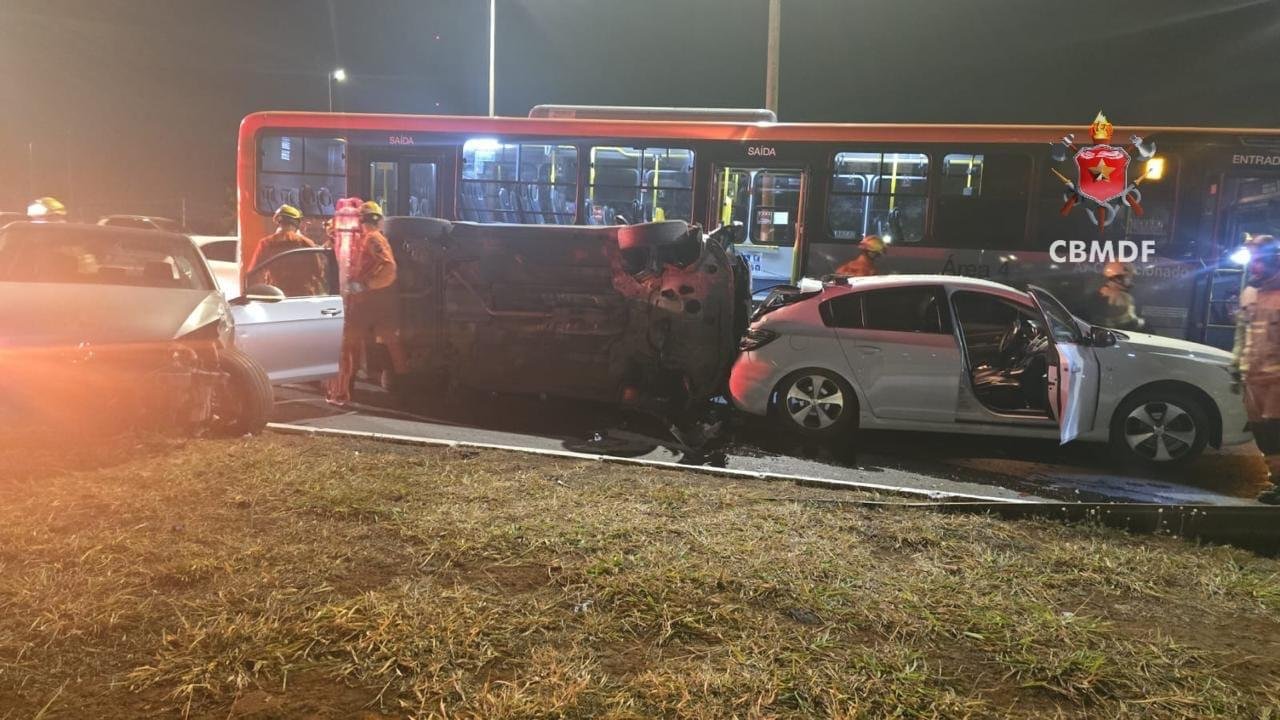 Colisão entre ônibus e quatro carros causa congestionamento em Taguatinga