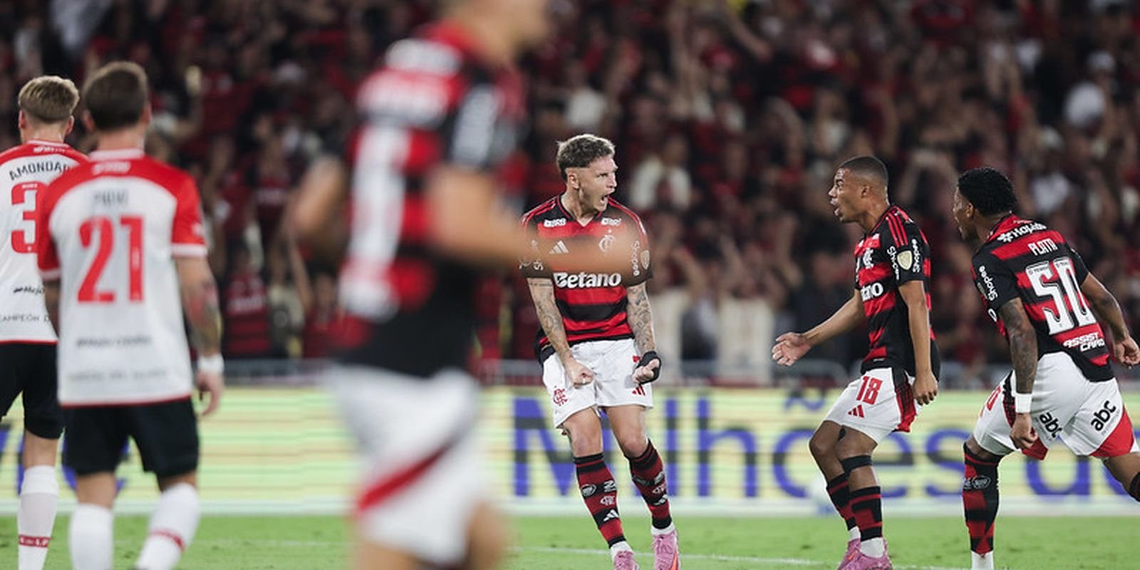 Com direito a gol relâmpago, Flamengo derrota Estudiantes no Maracanã Com direito a gol relâmpago, Flamengo derrota Estudiantes no Maracanã