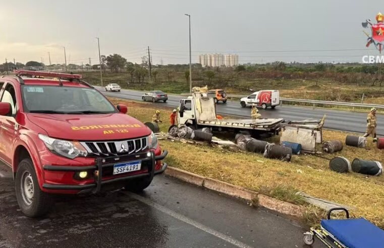 Dois caminhões capotam na BR-070 em Ceilândia