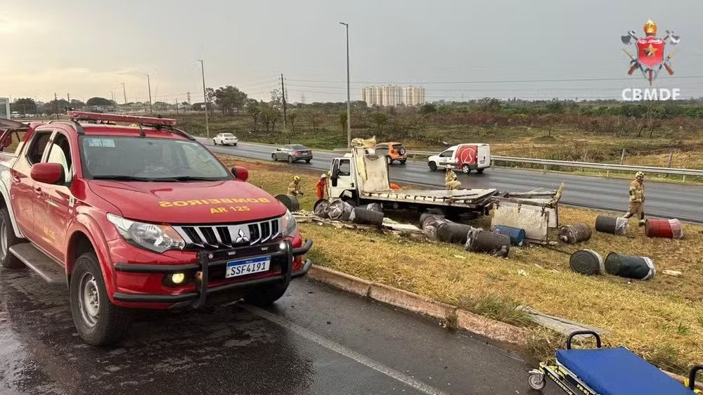 Dois caminhões capotam na BR-070 em Ceilândia Dois caminhões capotam na BR-070 em Ceilândia