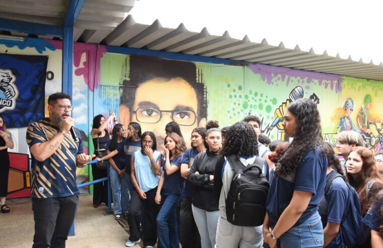 Escola pública do Núcleo Bandeirante inaugura auditório em homenagem a Renato Russo