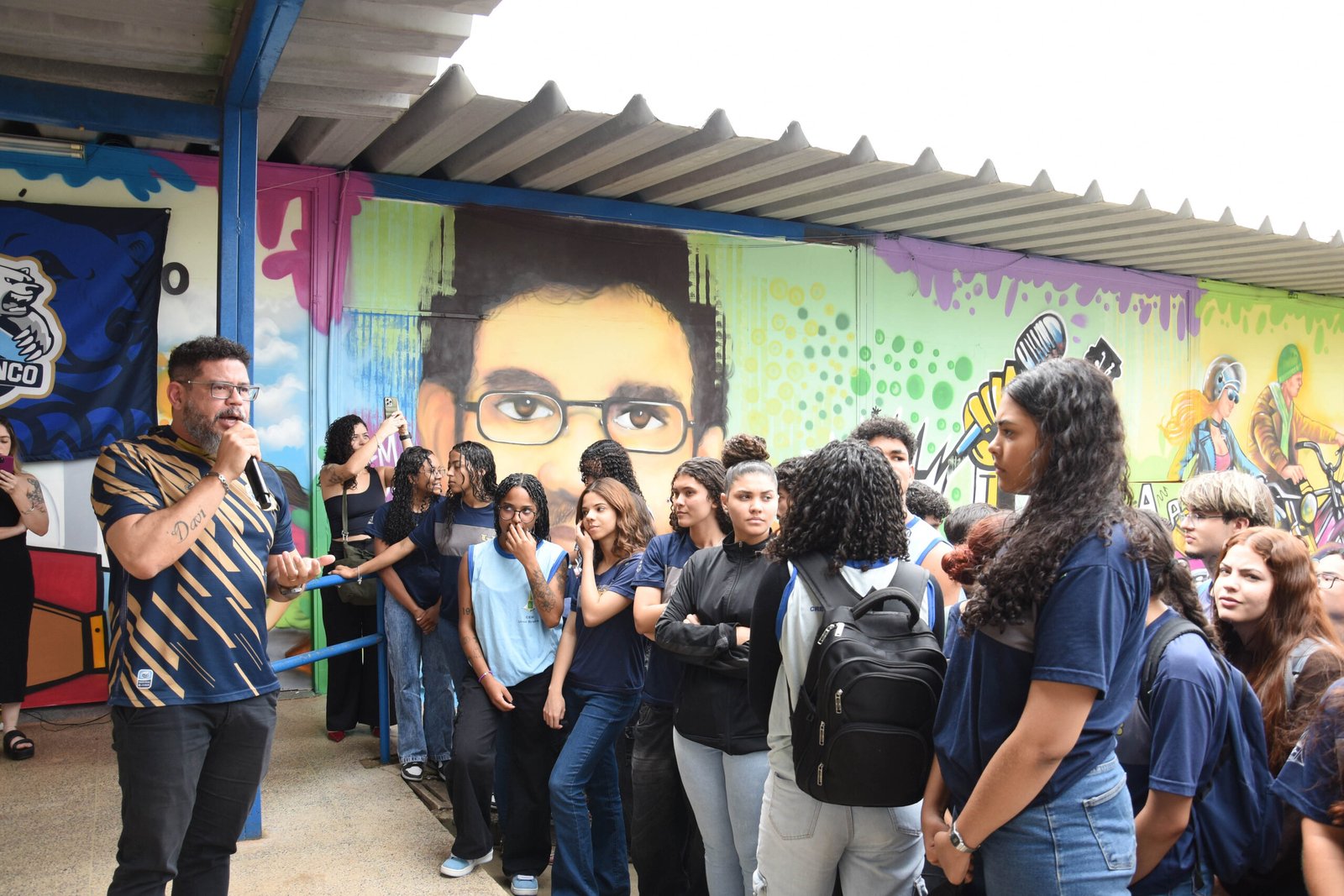 Escola pública do Núcleo Bandeirante inaugura auditório em homenagem a Renato Russo Escola pública do Núcleo Bandeirante inaugura auditório em homenagem a Renato Russo
