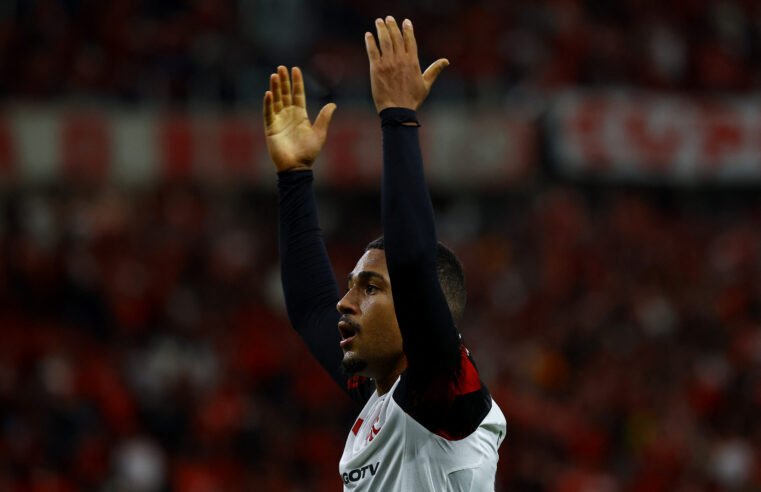 Flamengo vence Juventude fora, quebra tabu e mantém vantagem na liderança