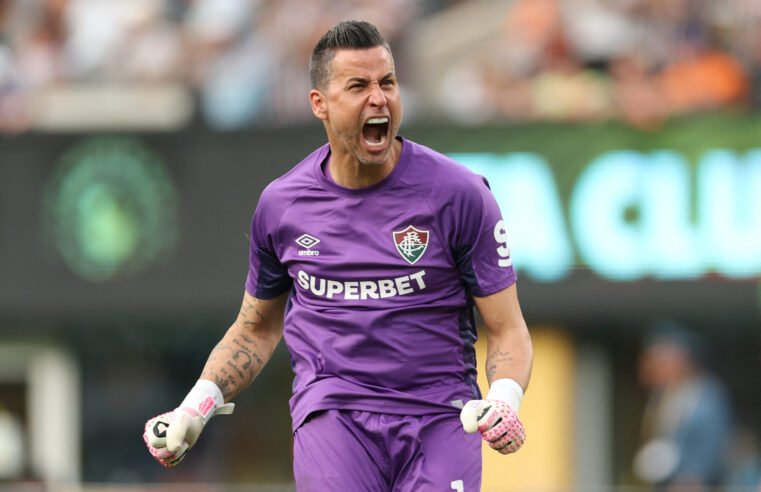 Fluminense aguenta pressão e bate o Vitória em jogo com duas expulsões