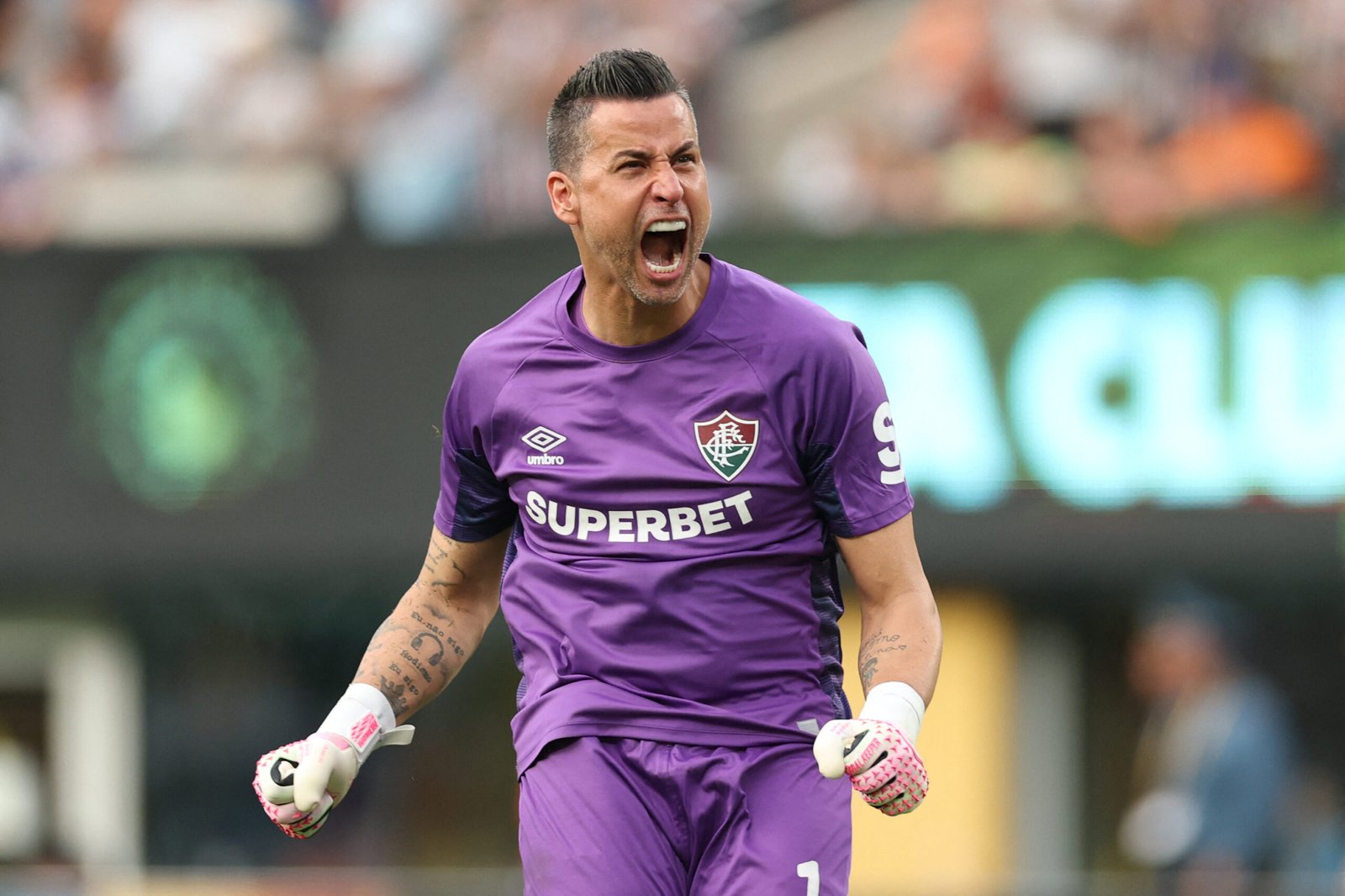 Fluminense aguenta pressão e bate o Vitória em jogo com duas expulsões Fluminense aguenta pressão e bate o Vitória em jogo com duas expulsões