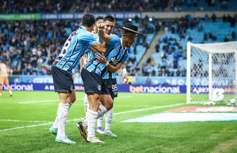 Grêmio vence o Vitória, afasta a má fase diante da torcida e volta a sonhar com a Libertadores