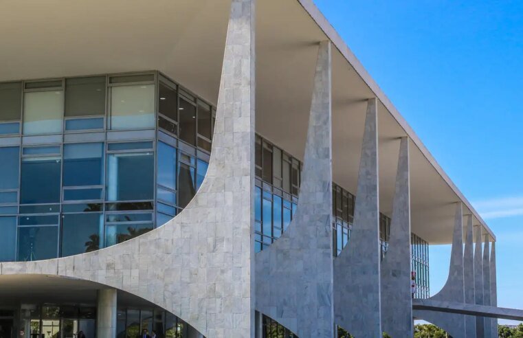 Homem tenta subir rampa do Palácio do Planalto duas vezes na madrugada