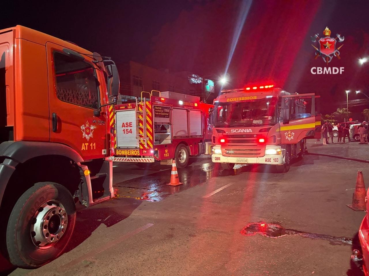 Incêndio atinge prédio no SIG e mobiliza equipes do Corpo de Bombeiros Incêndio atinge prédio no SIG e mobiliza equipes do Corpo de Bombeiros