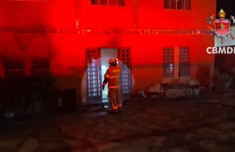 Incêndio em residência no DF deixa um morto e uma mulher ferida
