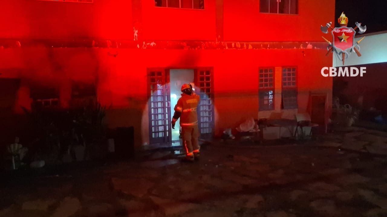 Incêndio em residência no DF deixa um morto e uma mulher ferida