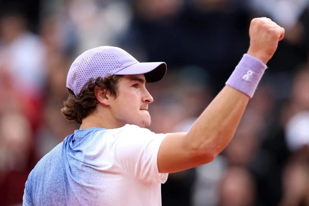 João Fonseca vence na estreia, mas Tsitsipas deixa tudo igual da Copa Davis João Fonseca vence na estreia, mas Tsitsipas deixa tudo igual da Copa Davis