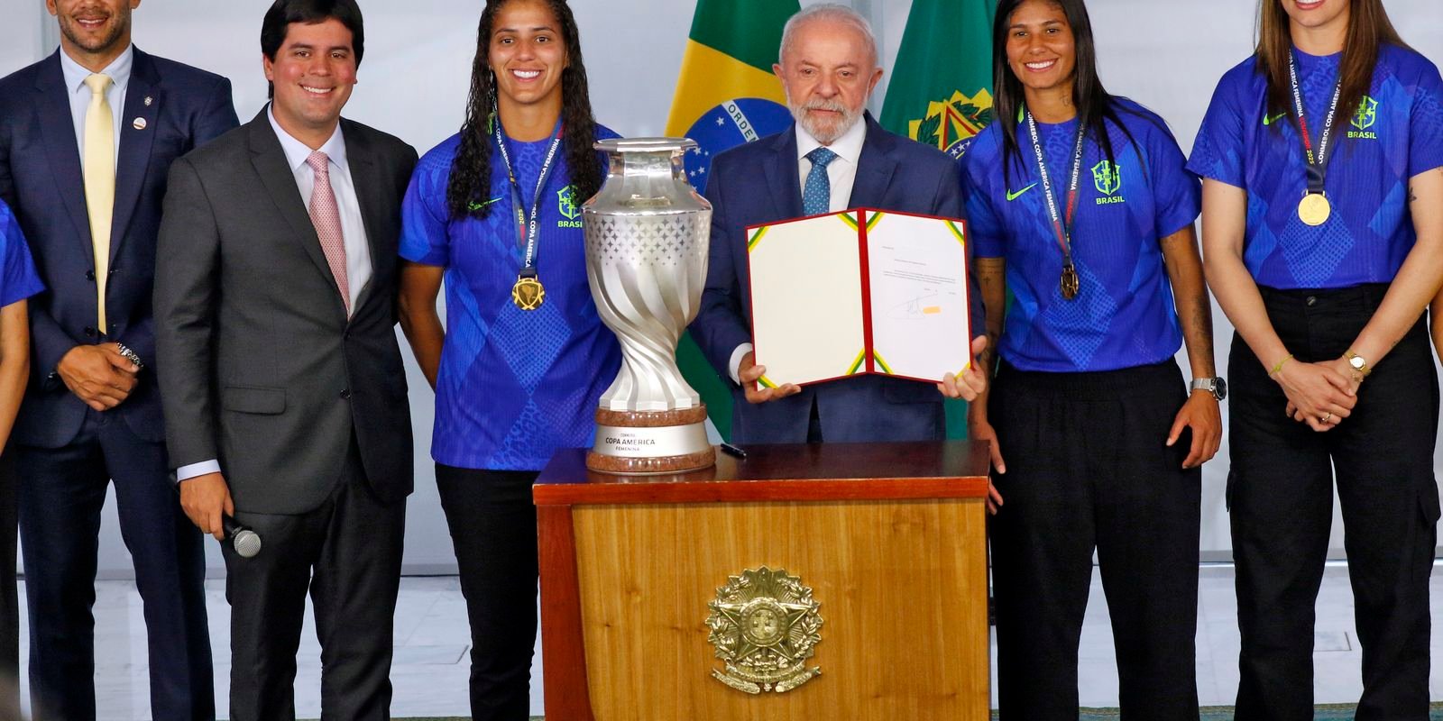 Lula diz que enviará projeto de lei para incentivar futebol feminino Lula diz que enviará projeto de lei para incentivar futebol feminino